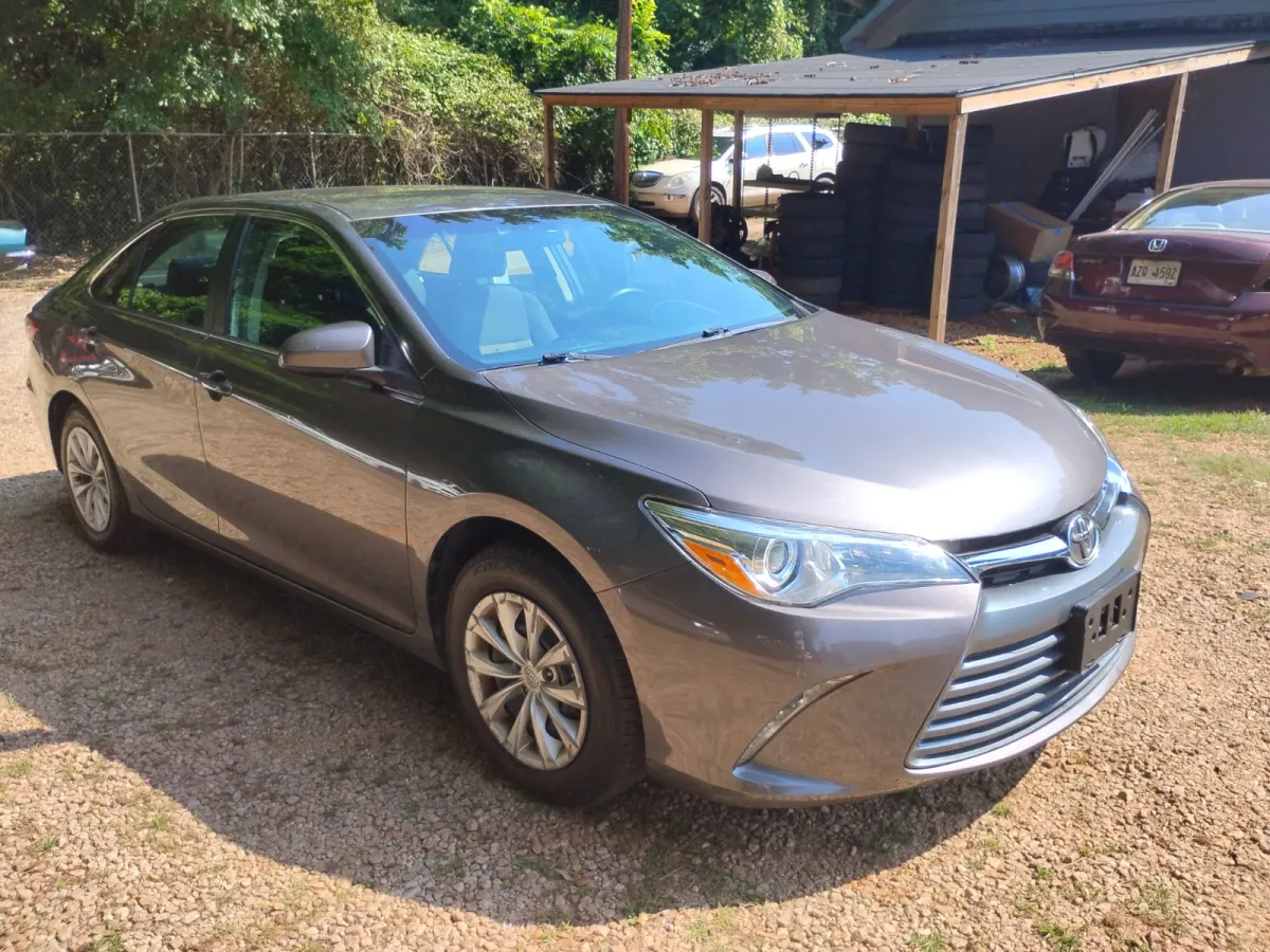 2015 Toyota Camry — image 2