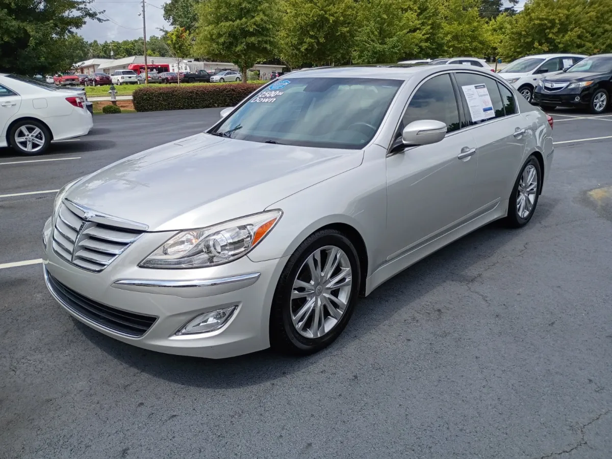 2013 Hyundai Genesis — image 2