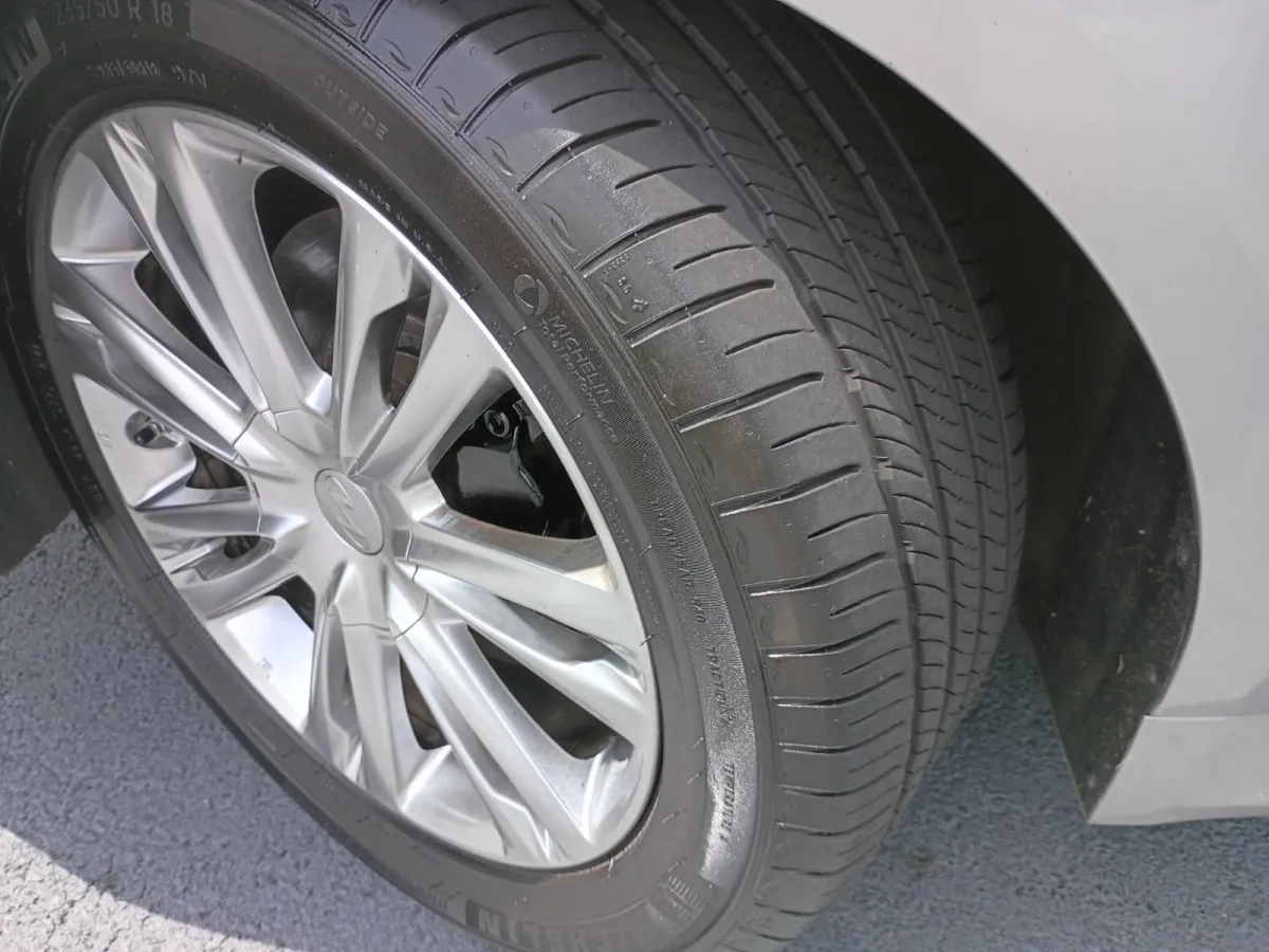 2013 Hyundai Genesis — image 9