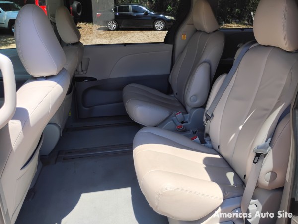 2013 Toyota Sienna — image 5