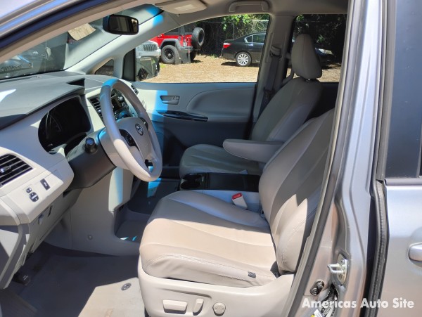 2013 Toyota Sienna — image 6