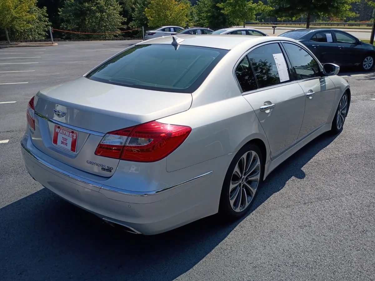 2012 Hyundai Genesis — image 3
