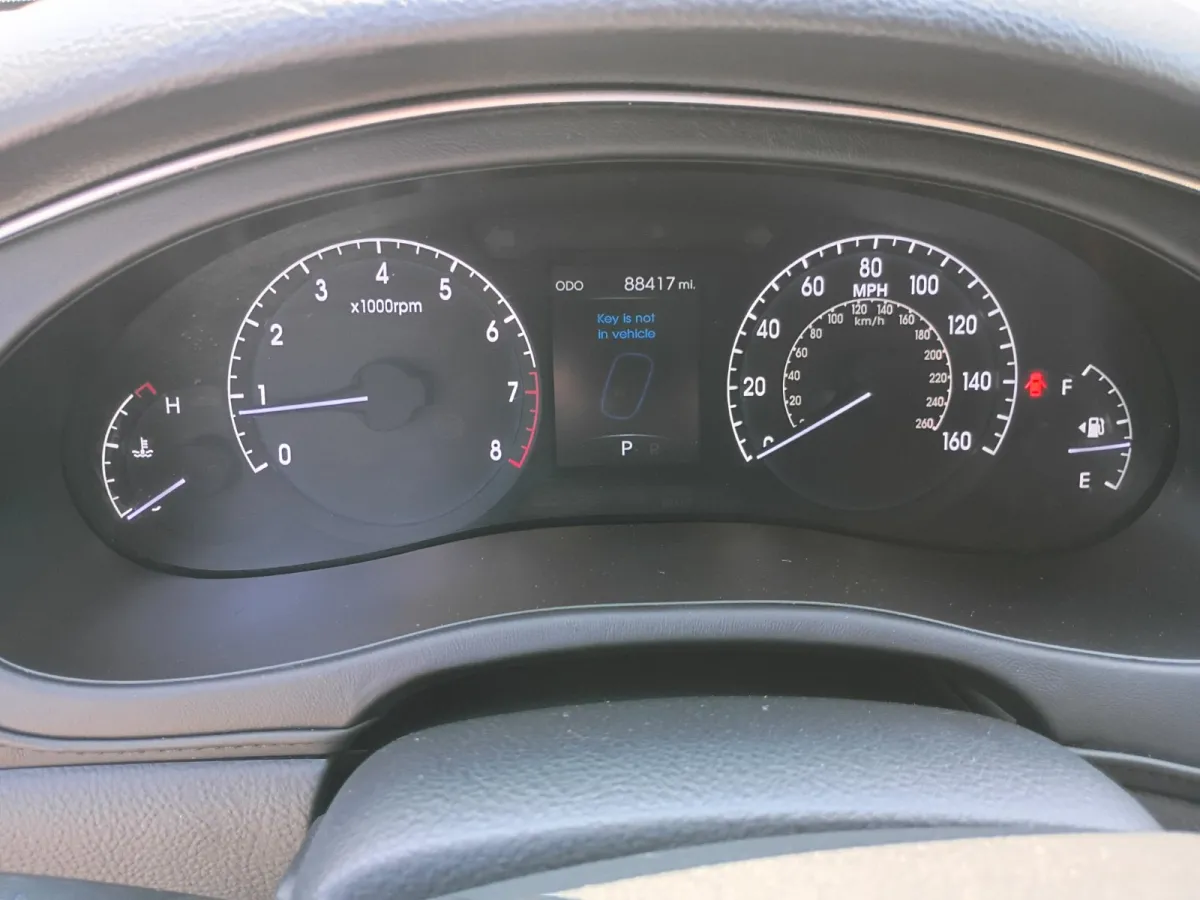 2012 Hyundai Genesis — image 7