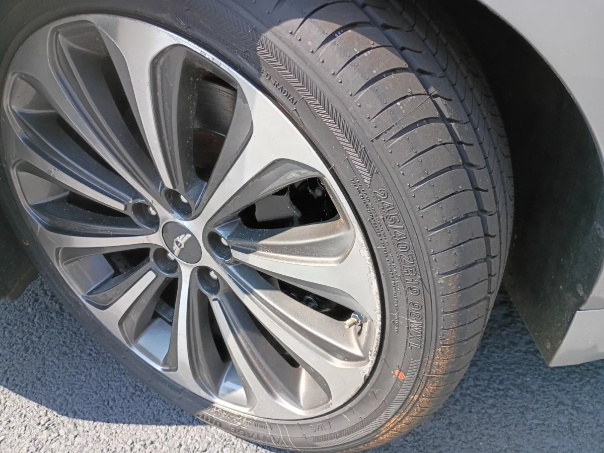 2012 Hyundai Genesis — image 9