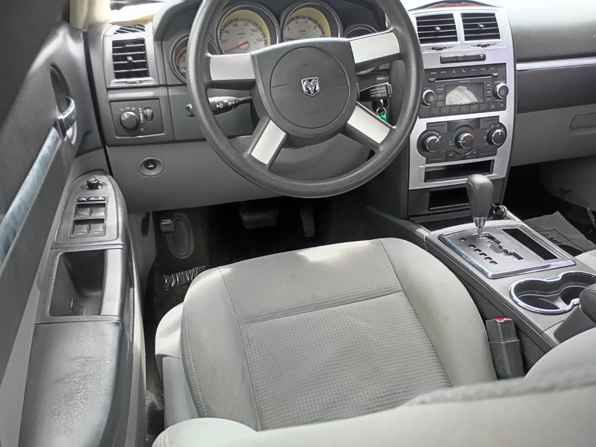 2010 Dodge Charger — image 4